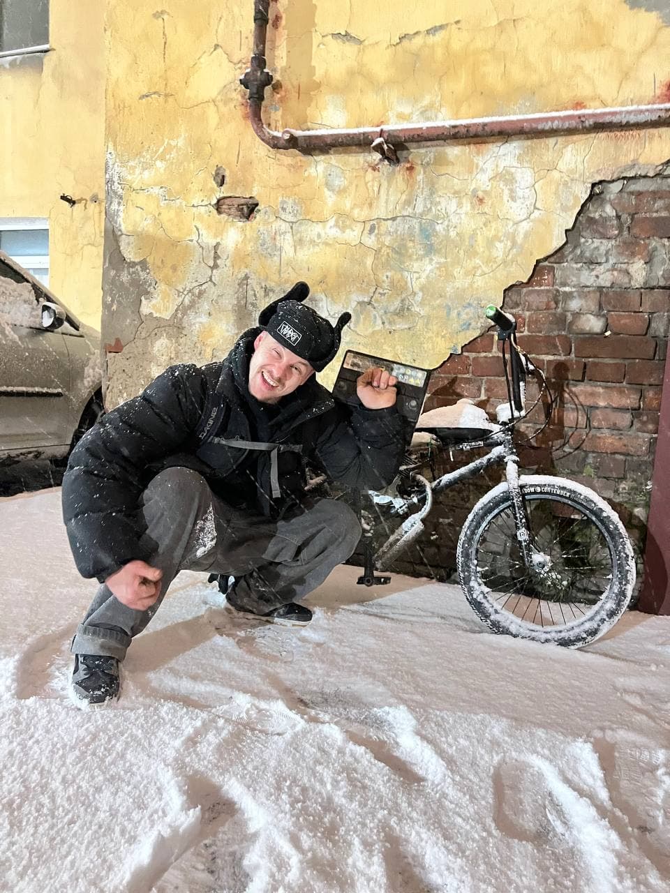 Никита рядом со своим самодельным мото-BMX зимой